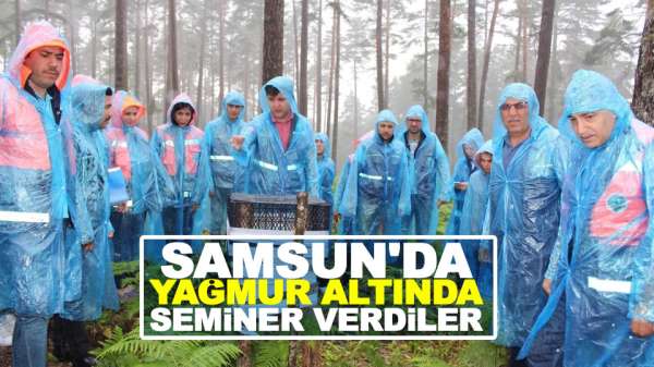 Samsun'da yağmur altında seminer verdiler