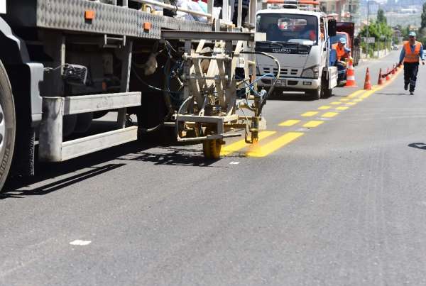 Büyükşehirden yol-asfalt, yaya geçidi ve okul oyun alanları çizgileri için yoğun