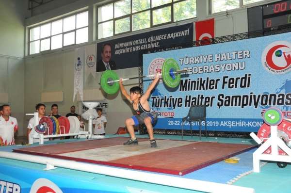 Akşehir'de düzenlenen halter şampiyonası sona erdi 