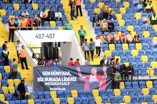 Aytemiz Alanyaspor taraftarından Rıza Kayaalp'e pankartlı tebrik