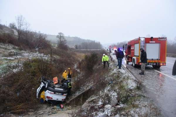 Sinop’ta karda kayan otomobil şarampole yuvarlandı: 2 yaralı 
