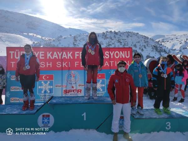 Hakkarili kayakçılar madalyalarla döndü