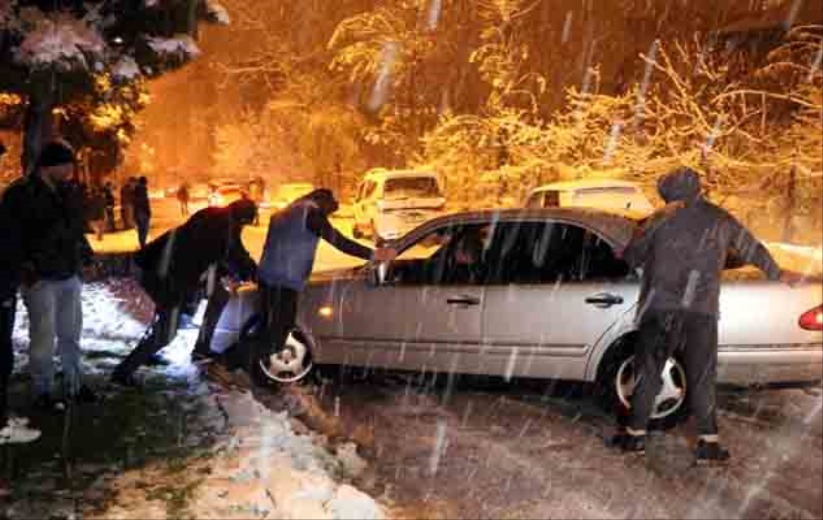 Şehri etkisi altına alan kar sürücülere çile, çocuklara neşe oldu