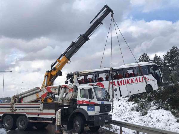 Şarampole devrilen yolcu otobüsü kaza yerinden kaldırıldı