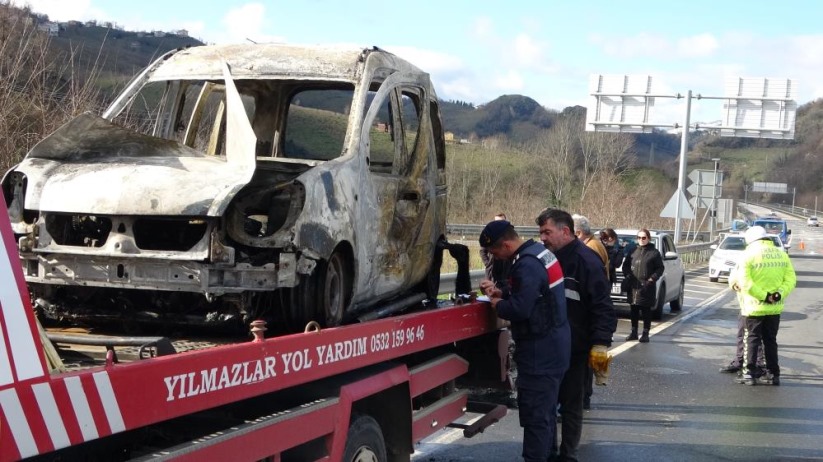 Hastane yolunda dehşeti yaşadılar: Araç 10 dakikada küle döndü