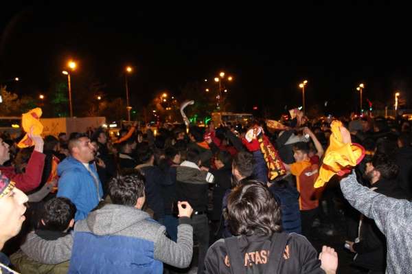 Erzurum'da Galatasaraylı taraftarlar, Kadıköy galibiyetini coşkuyla kutladı 