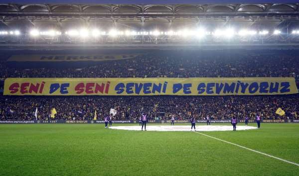 Fenerbahçeli taraftarlardan derbi koreografisi 