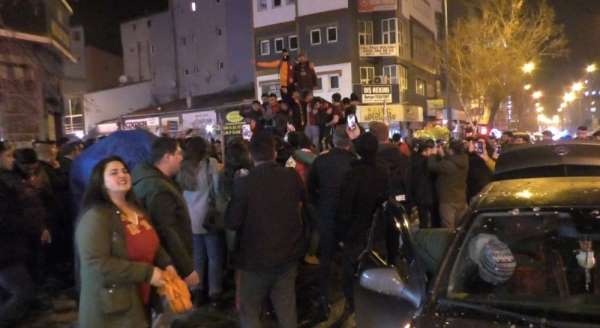 Kars'ta Galatasaraylı taraftarlar sokaklara döküldü 
