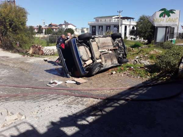 Antalya'da kaza yapan otomobil önce devrildi, sonra alev aldı
