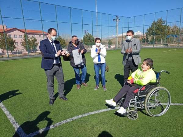 Ispar'tada, yürüme engelli gencin hakemlik hayali gerçek oldu