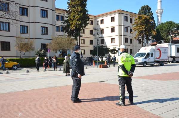 Polisten maske mesafe denetimi