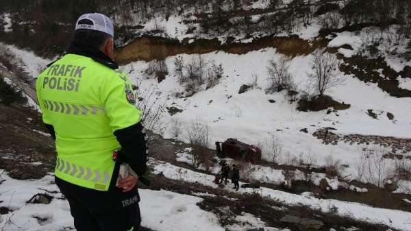 Yoldan çıkan araç uçurumdan dereye yuvarlandı: 2 yaralı