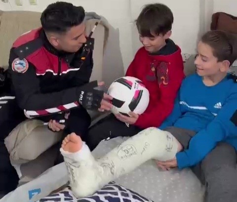 Samsun'da Yunus polislerinden ayağı kırılan küçük Berat'a ziyaret