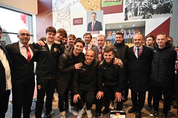 Bakan Bak, İnegöl'de spor tesisi açılışında konuştu: 'Türkiye bir spor devrimi yaşıyor'