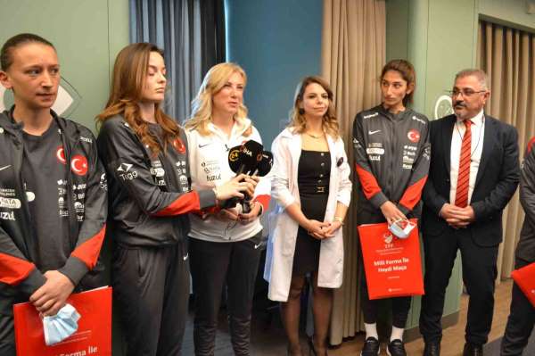 A Milli Kadın Futbol Takımı'ndan kanser hastalarına moral ziyareti