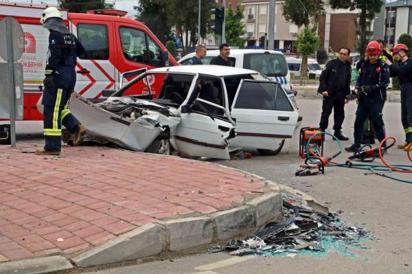 Antalya'da LPG yakıt tankını ön koltuğa kadar getiren kaza: 3 yaralı
