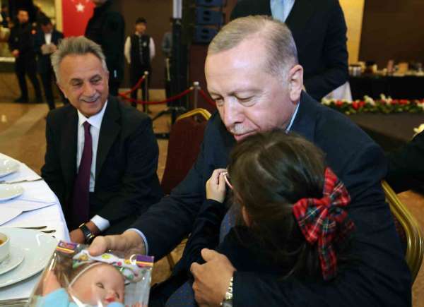 Cumhurbaşkanı Erdoğan: 'Türkiye ekonomisinin lokomotifi olan İstanbul'u belediyecilik hizmetlerinde tekrar zir