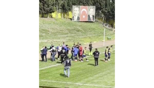 Amatör maçta futbolcular basın mensuplarına saldırdı