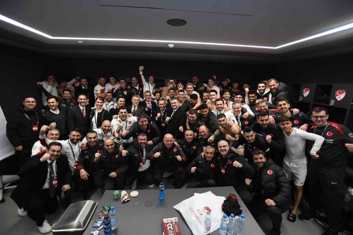 Cumhurbaşkanı Erdoğan'dan A Milli Futbol Takımı'na tebrik telefonu