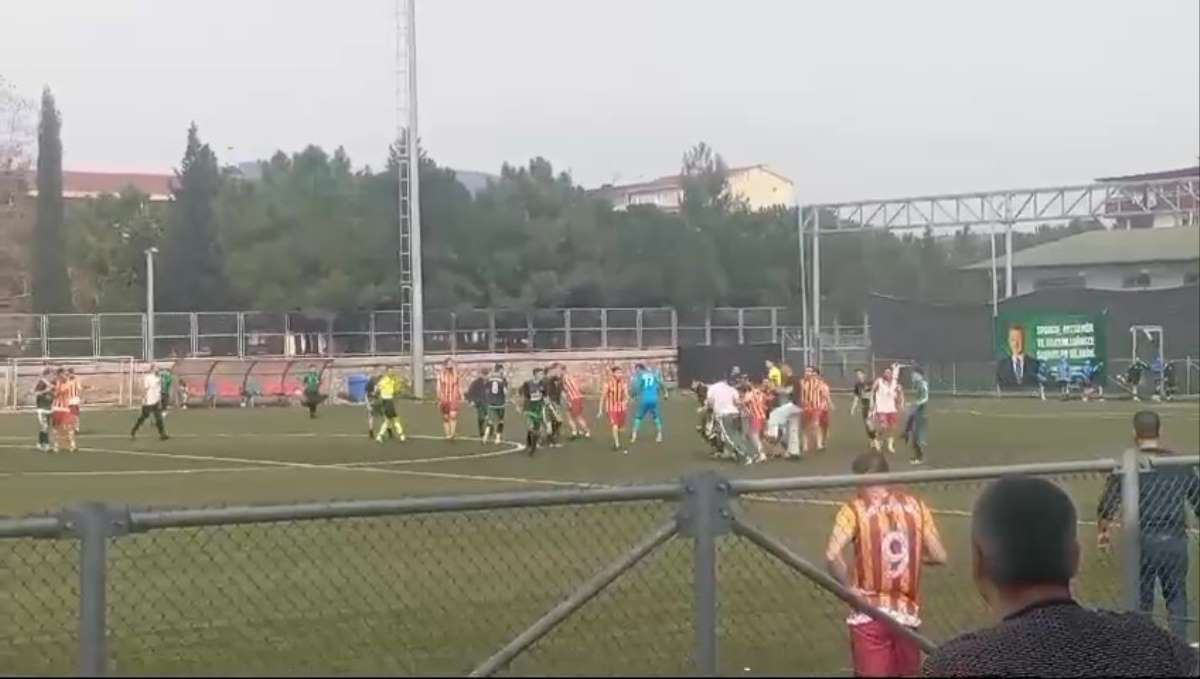 Futbol sahası savaş alanına döndü: Tekmeler havada uçuştu