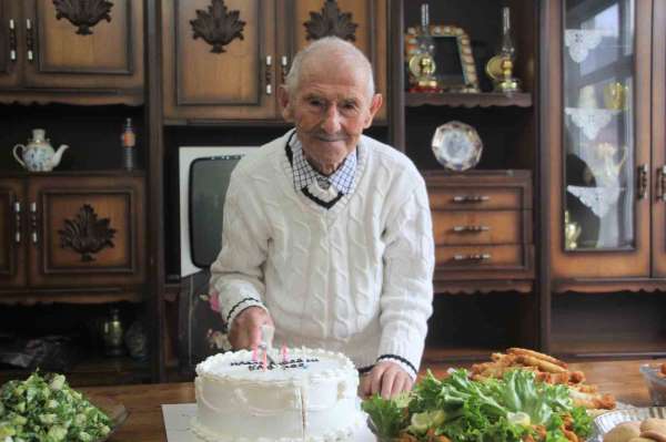 Asırlık dede, 102'nci yaşını pasta keserek karşıladı: 'Sıhhatim gençlik gibi devam ediyor'