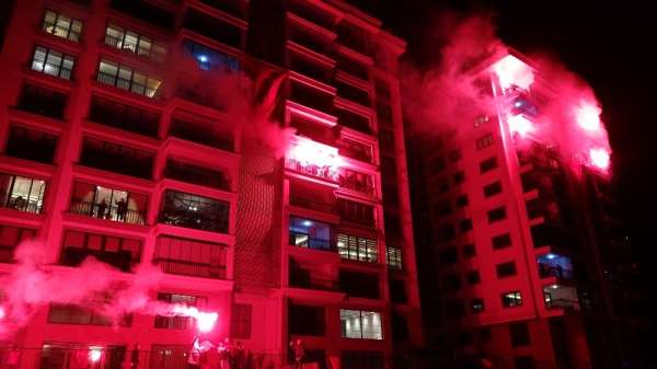 Meşaleler yakıldı, İstiklal Marşı balkonlardan okundu