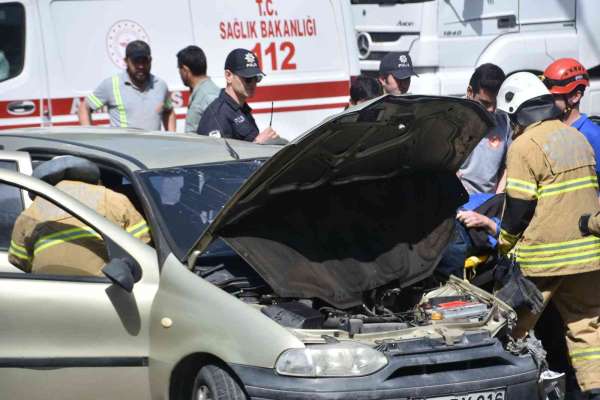 İzmir'de trafik kazası: 4 yaralı - İzmir haber