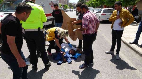 Kazada yaralanan motosiklet sürücüsünü kartonla güneşten korudular - Antalya haber