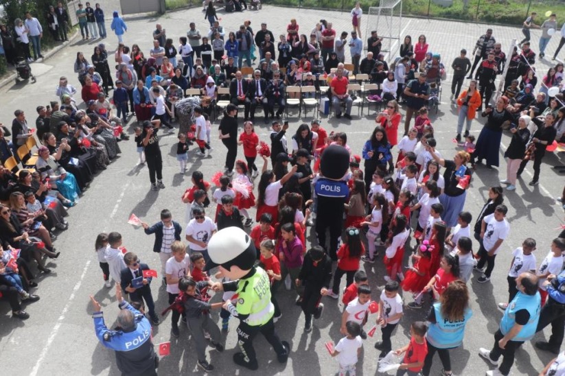 Samsun'da polisler 23 Nisan'ı çocuklarla kutladı