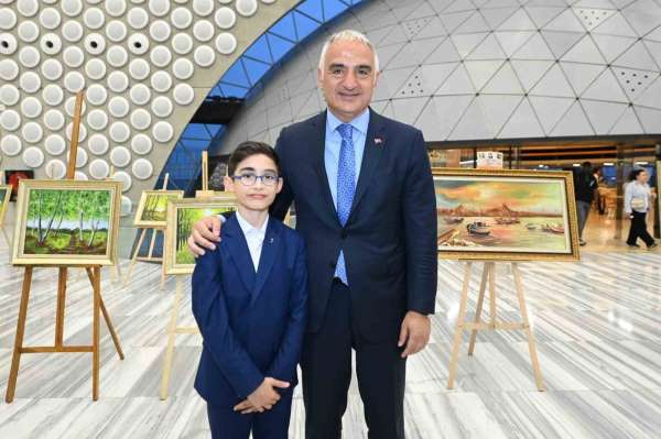 Bakan Ersoy, şehit polis memuru Hüseyin Gül'ün oğlu Talha'nın sergisini ziyaret etti