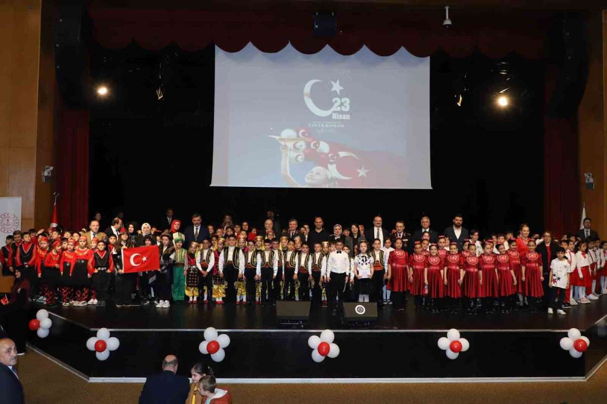Atatürk Üniversitesi'nde 23 Nisan coşkusu