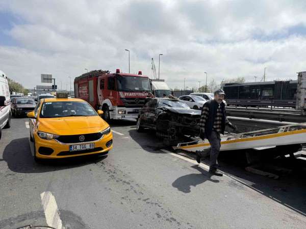 Avcılar'da ehliyetsiz gencin makas kazası: 3 yaralı