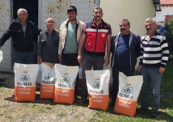 Dumlupınar'da çiftçilere yüzde 75 hibeli yağlık ay çiçeği ve fasulye tohumu dağıtıldı