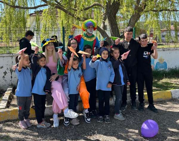 Kastamonu'da üniversiteli gençlerden ilkokul öğrencilerine anlamlı etkinlik