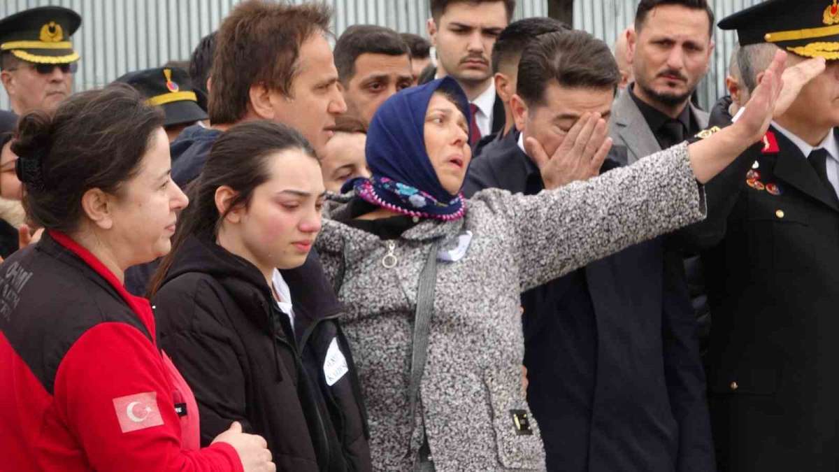 Şehit Uzman Onbaşı Berat Mecit Day'ın cenazesi askeri uçakla memleketi Trabzon'a getirildi