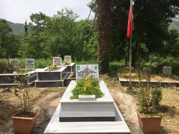 Jandarma ekipleri, şehit mezarlarını elleriyle temizledi 