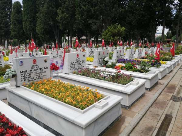 Şehit yakınları bayram öncesinde özel izinle şehitlikleri ziyaret etti