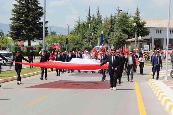 Çorum'da yüzlerce üniversite öğrencisinden şehitlere vefa yürüyüşü
