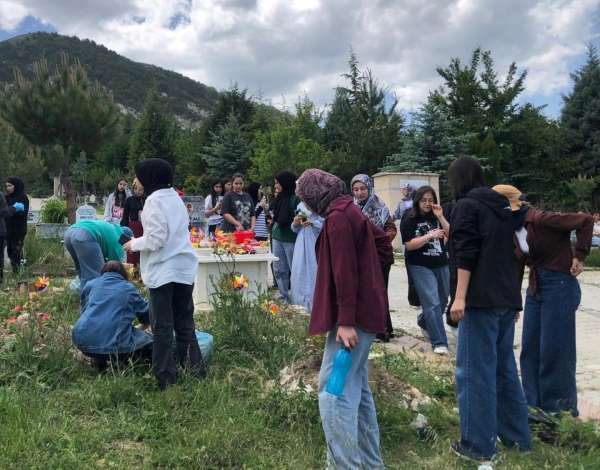 Kütahya'da İmam Hatip Lisesi öğrencilerinden mezarlık ve şehitliğe manevi ziyaret