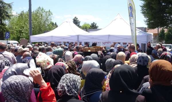 Tavşanlı'da fide dağıtımı izdihama sebep oldu