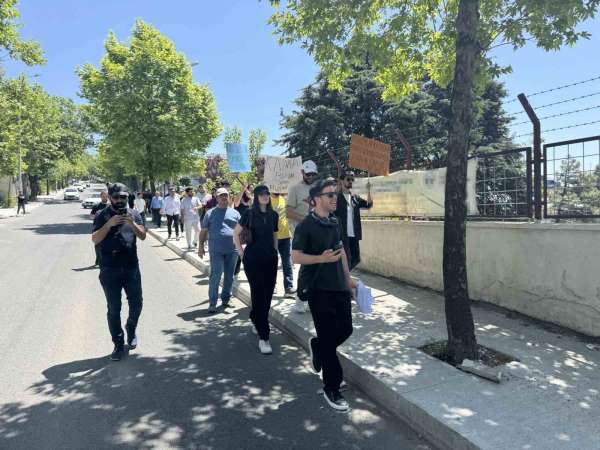 Üniversite öğrencilerinden yüzde 74'lük zam protestosu