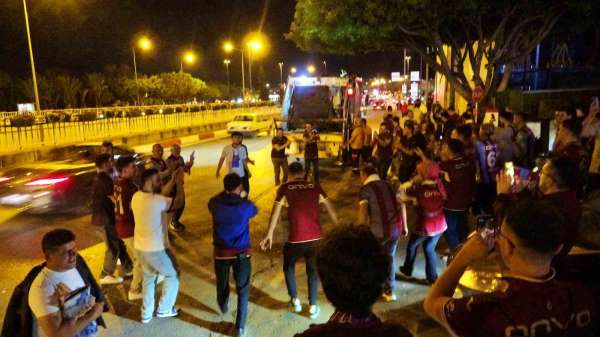 Antalya'da bordo-mavili taraftarlardan kupa coşkusu