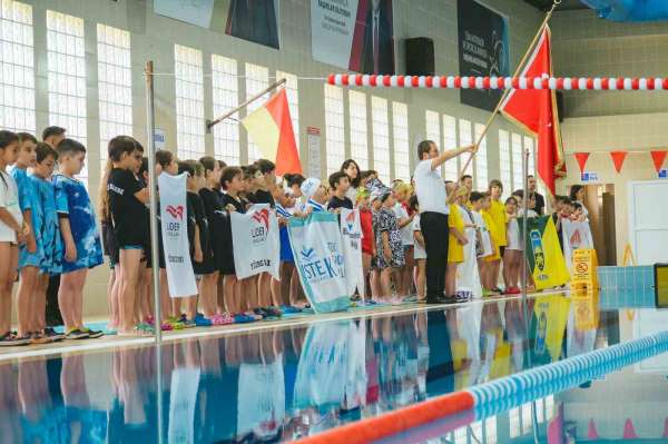 Aydın'da Okul Sporları Minikler Yüzme İl Birinciliği başladı