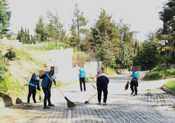 Boyabat'ta yükümlüler mezarlıkları bayrama hazırladı