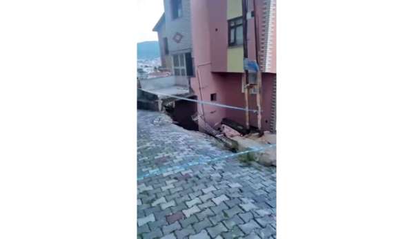Çöken istinat duvarı binada hasar oluşturdu