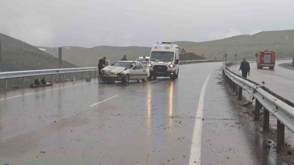Erzurum-Erzincan karayolundan zincirleme trafik kazası: 3 yaralı