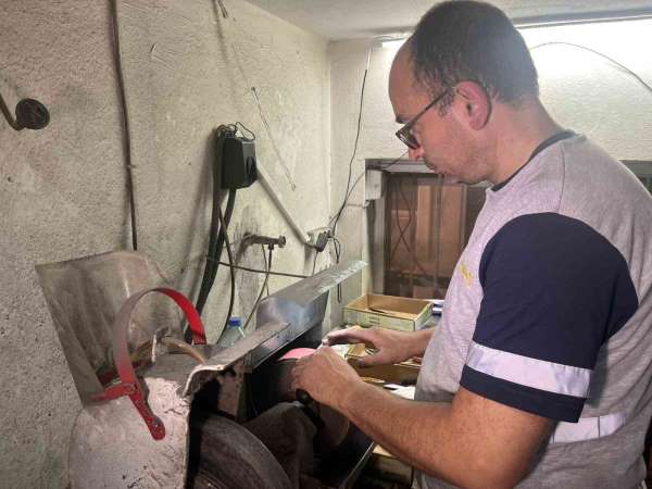 Görme engelli bıçak ustası Kurban Bayramı mesaisi için dükkanında sabahlıyor