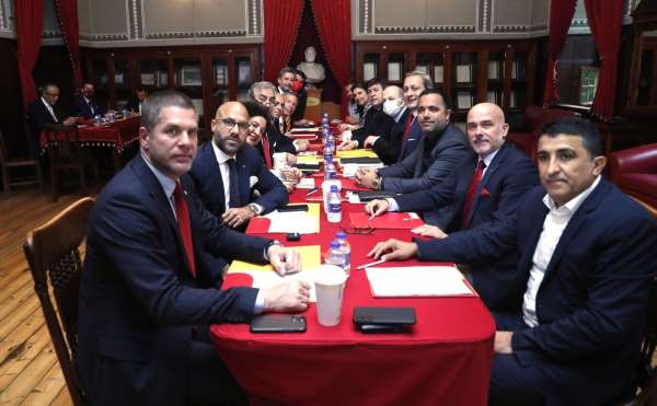 Galatasaray'da yeni yönetim ilk toplantısını Galatasaray Lisesi'nde yaptı