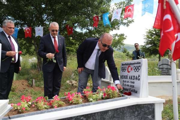 Milli güreşçi Akdağ, mezarı başında anıldı - Tokat haber