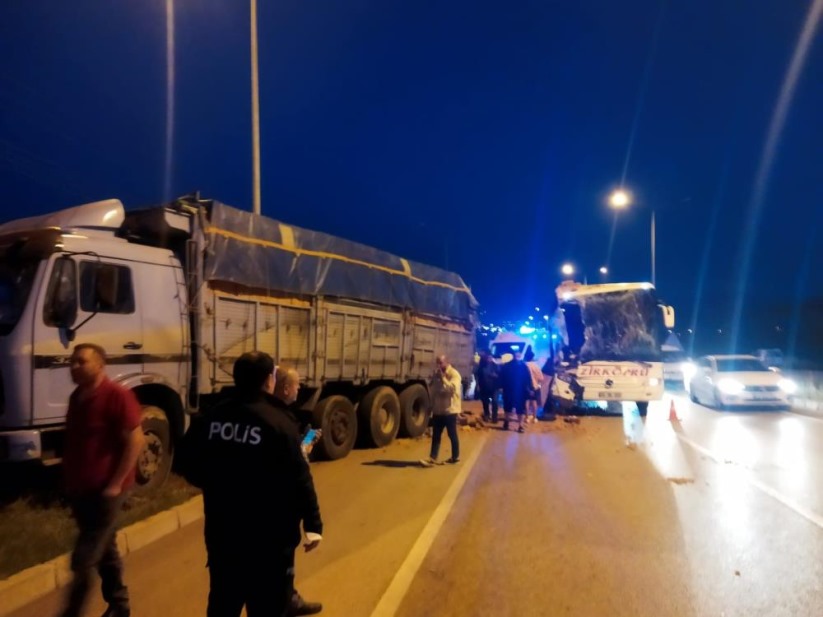 Samsun'a gelen yolcu otobüsü tuğla yüklü tıra çarptı:1 ölü, 9 yaralı